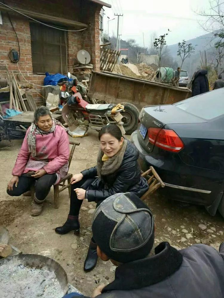 寺湾镇党委书记何丽关心疾苦深入扶贫一线全面了解寺湾扶贫形势