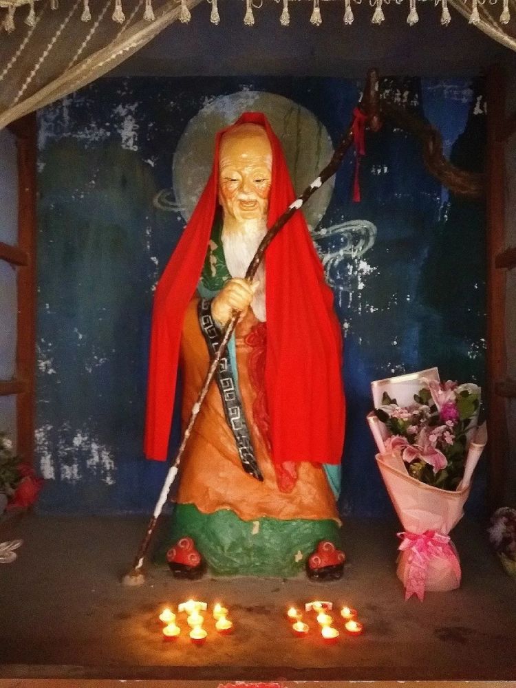 压轴的,是保佑姻缘的月老仙师. 月老是中古自古姻缘之神.