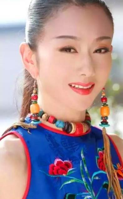 杨丽萍每年投资18万做美甲,脚的照片曝光后,小