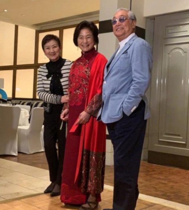 郑佩佩女儿大婚,众多老友到场祝贺,网友:朱茵造型一言