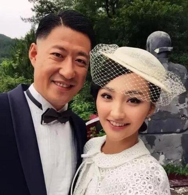 荧屏"抗日英雄"于震晒家居照,家装普通,却拿百万唐卡做装饰