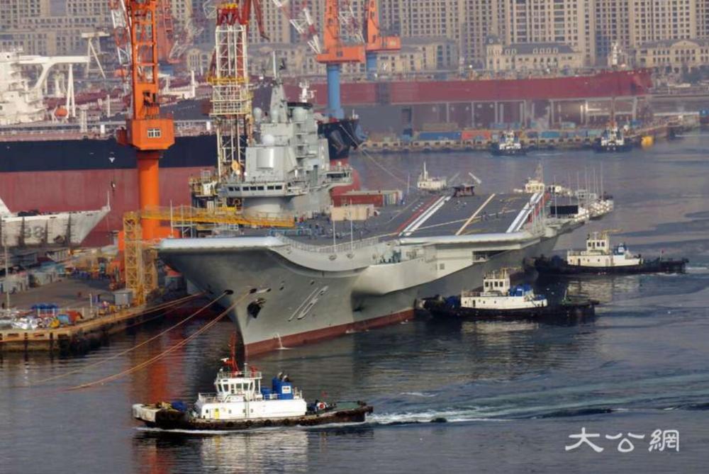 港媒:辽宁号航母离开大连造船厂 返回母港准备参加海军阅舰式