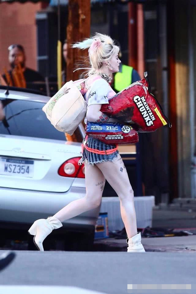 小丑女搬家上热搜,脚上的