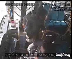 无锡又有人抢公交车方向盘 没素质的样子真丑……全拘