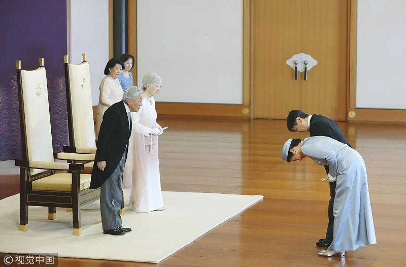 日本举行明仁天皇登基30周年纪念仪式,安倍晋三出席鞠躬行礼