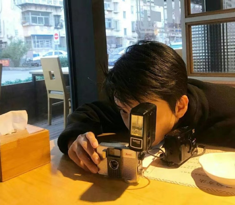 这种拿着相机照相的看上去很文艺,适合文艺情侣.