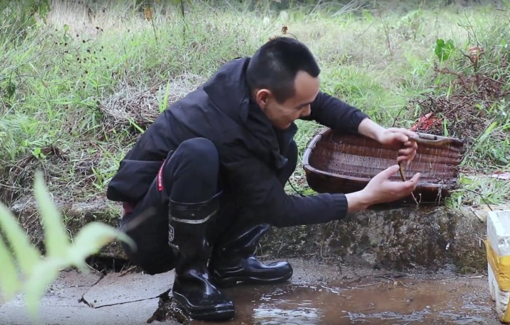 不起眼的河沟有着一个大缸,小伙抬起来一看,里面藏着不少野货