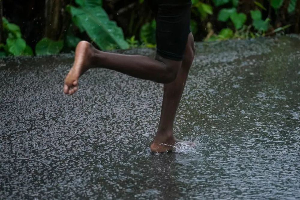 光脚的不怕穿鞋的,下雨天气,光脚与跑步似乎更配哦.