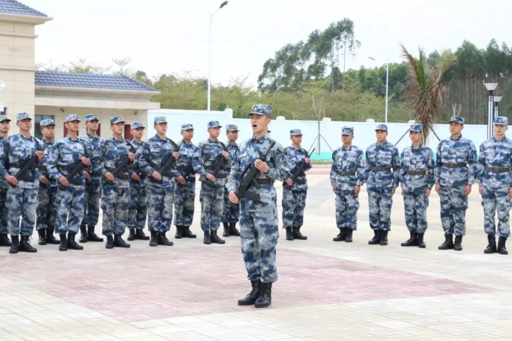 能!"钢枪在手,新兵们面对高声问话,洪亮的声音刺破九霄,直指苍穹.