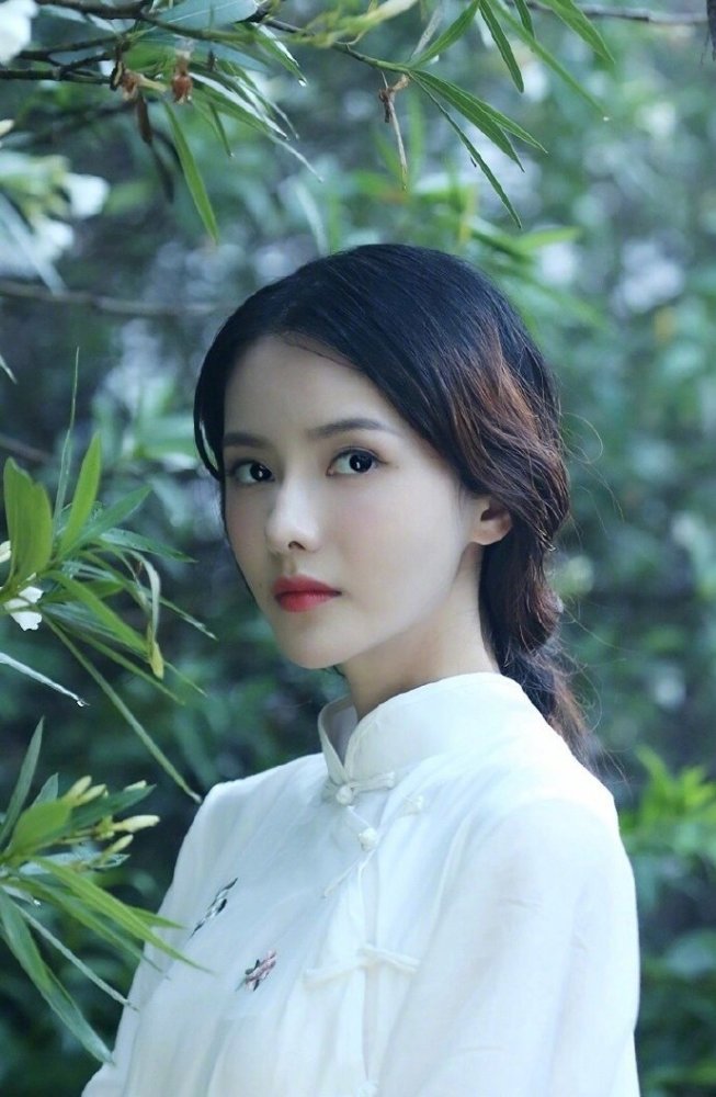 她是《天衣无缝》贵军门爱人,现在当起了编剧,出演穿越小说女主