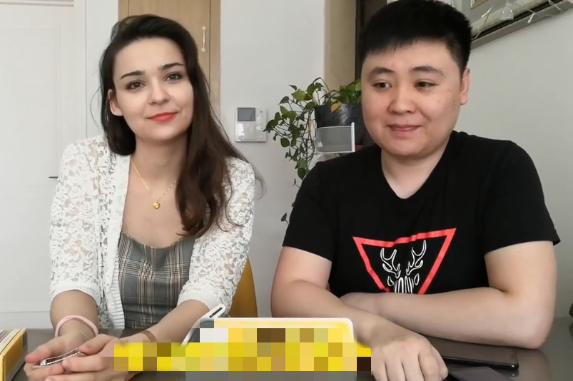 小伙与俄罗斯美女结婚,俩人沟通靠英语,媳妇:我不会汉语!