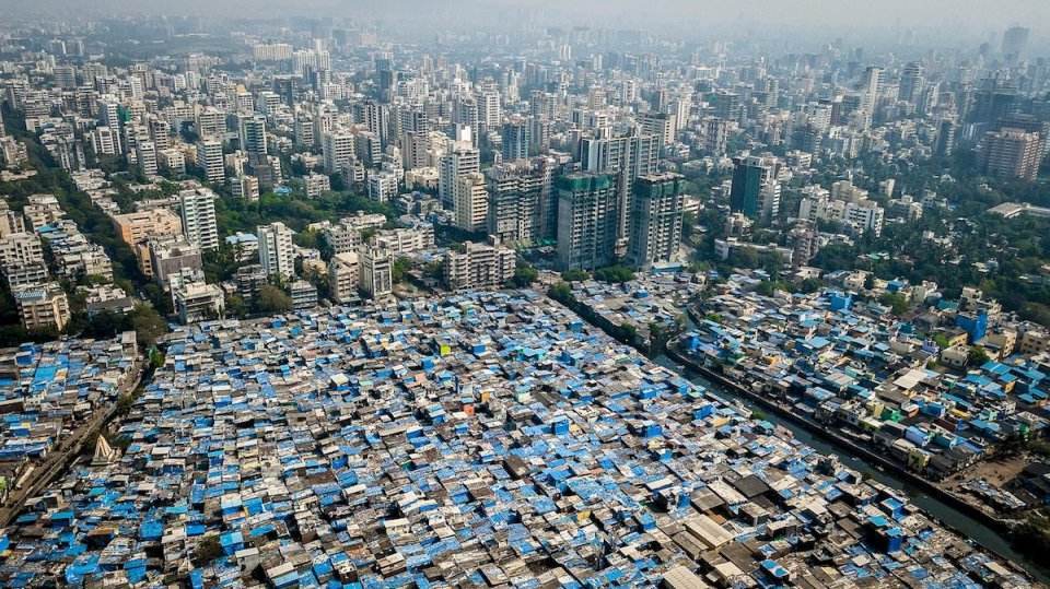 印度经济最好的一座城市,一半高楼林立,一半是亚洲最大的贫民窟