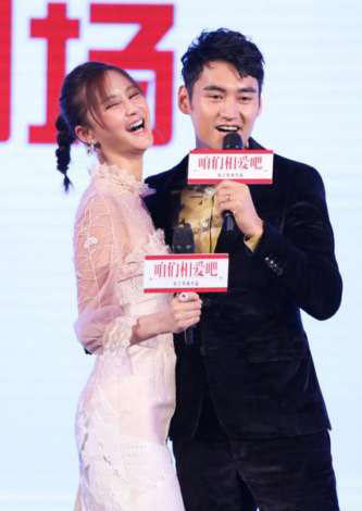 张歆艺袁弘同行现身机场,脸终于不僵不肿了