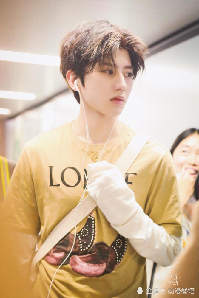 蔡徐坤15天速成6块腹肌,方法只有3个字,网友:不早说