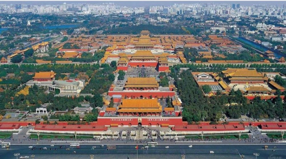 航拍下的这片建筑简直气势逼人 上帝视角下加了滤镜的故宫 仿若一个