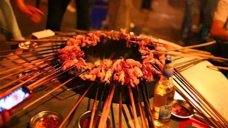 其特色凉山火盆烧烤更是远扬五湖四海,其生意相当红火,在咱西昌每当
