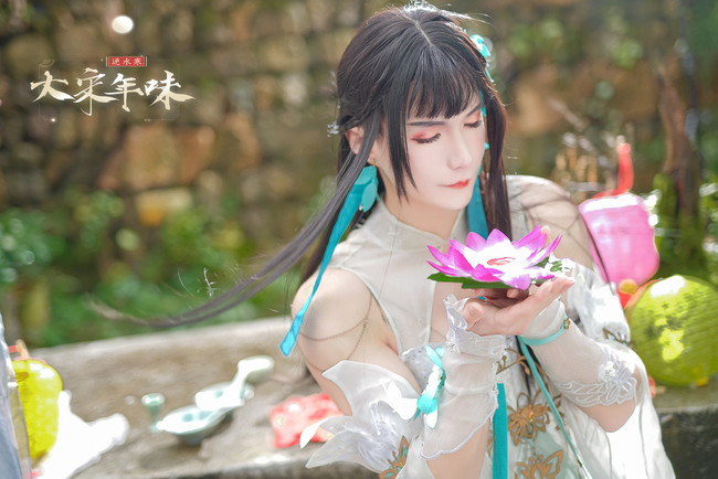 小哥哥男扮女装cosplay,这身材也太壮硕啦