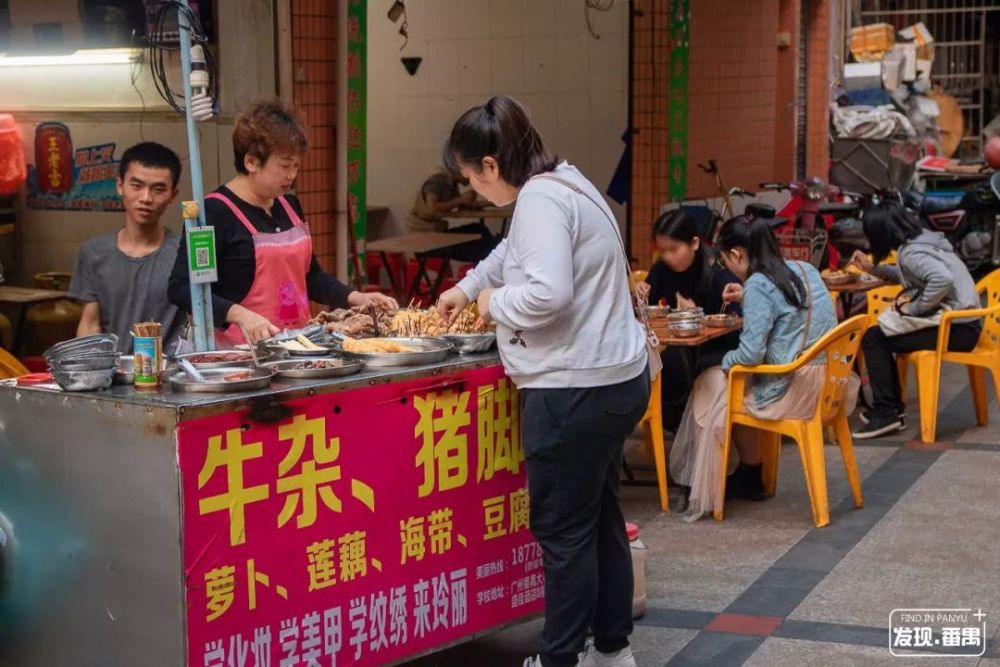 这家牛杂店没有名字没有菜单,有什么吃的全在牛杂车上了,看上什么就