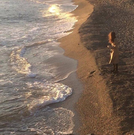 一个人走在海边,也难免有些孤独.这时候就该有人说,像极了爱情.