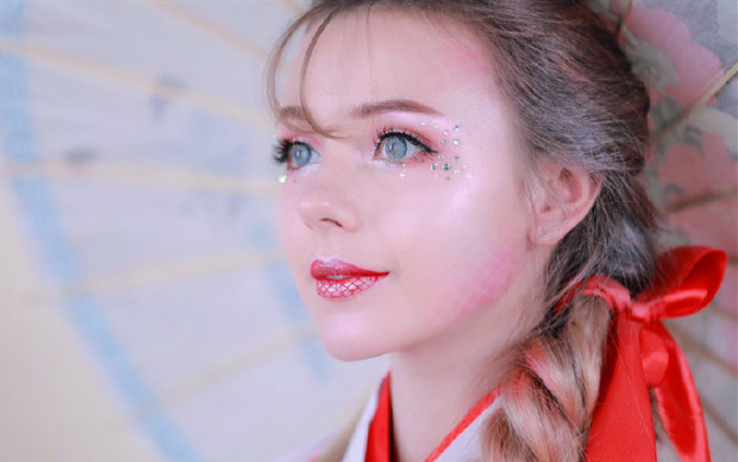 国外网红美女cos锦鲤少女,一身汉服配上精致的