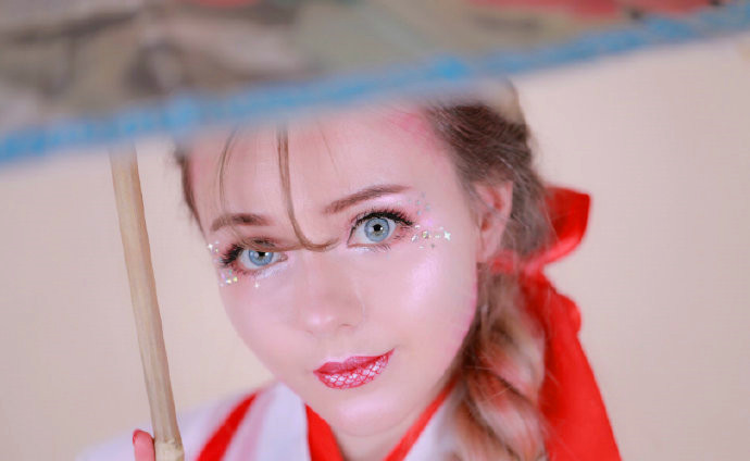 国外网红美女cos锦鲤少女,一身汉服配上精致的