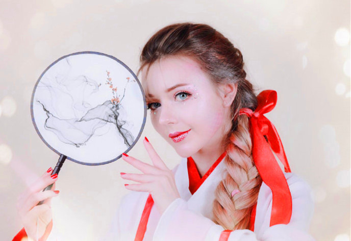 国外网红美女cos锦鲤少女,一身汉服配上精致的