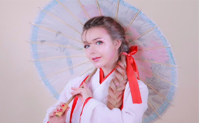 国外网红美女cos锦鲤少女,一身汉服配上精致的