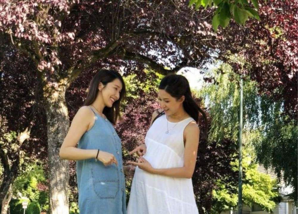李亚男参加闺蜜聚会,小公主吐舌卖萌,紧盯孕妇大肚子一脸专注