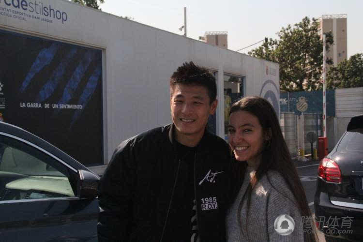 武磊登西班牙人比赛海报 巴塞罗那全城都是他