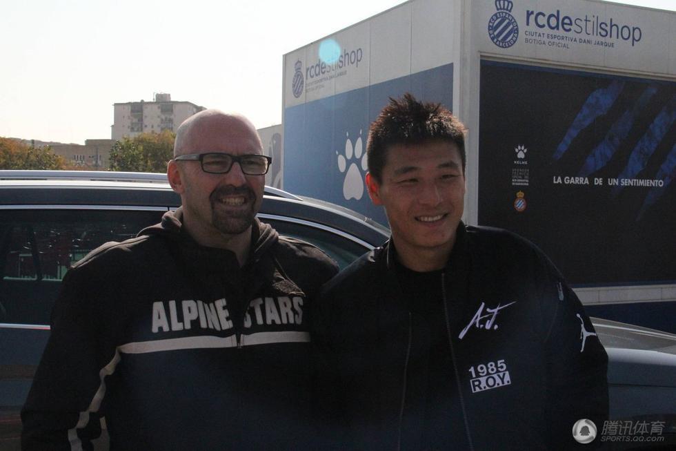 武磊登西班牙人比赛海报 巴塞罗那全城都是他