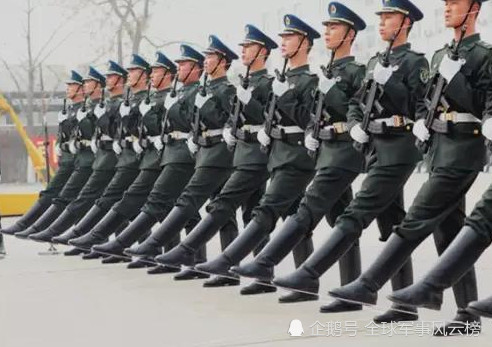 军人的站姿有多标准？看看他们的脚后跟，瞬间惊讶的说不出话！，全球军事 