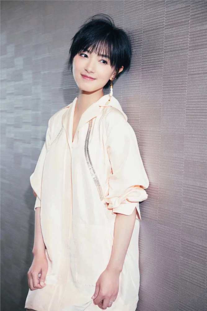 "短发专业户"万茜,留起长发意外惊艳,撞脸石原里美!