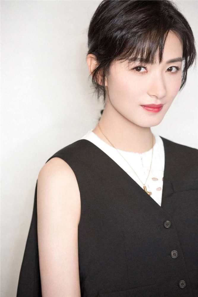 "短发专业户"万茜,留起长发意外惊艳,撞脸石原里美!