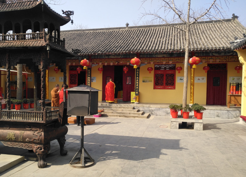 药山寺内的和尚身穿袈裟,正在为前来祭拜的人诵经祈福.