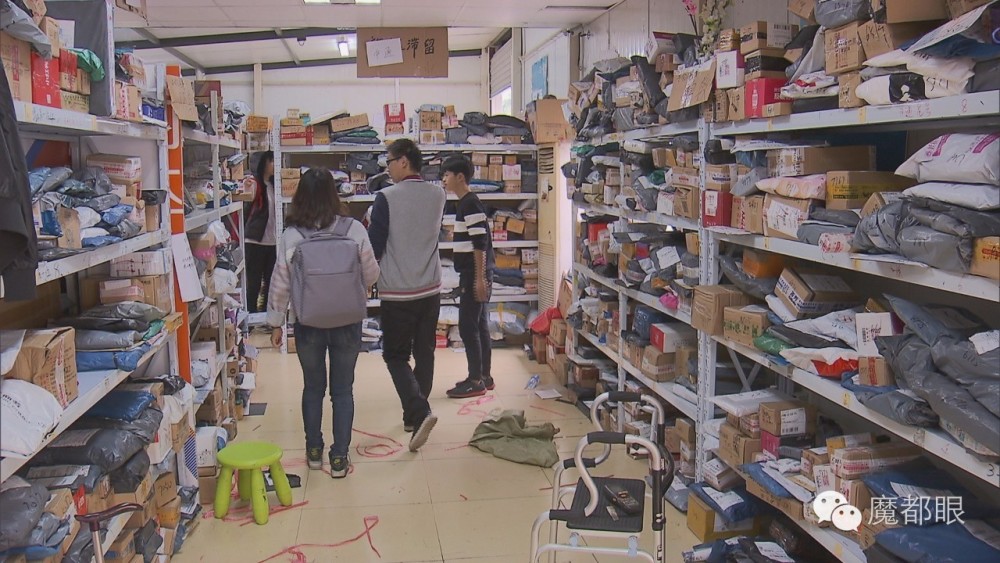 上海一人行道公交站被快递包裹淹没