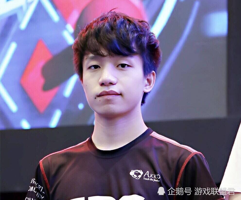 醒目一头绿发,doinb一头金发,都敌不过原味的电竞二人