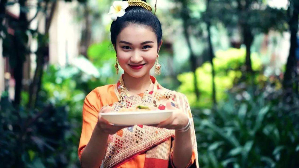 去老挝旅游,为什么不能接老挝美女的伞?导游:接了你可能会后悔