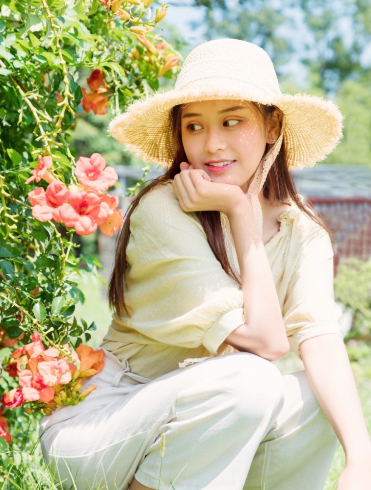 阳光下的靓丽女孩,青春活力无限,俏美又可爱!