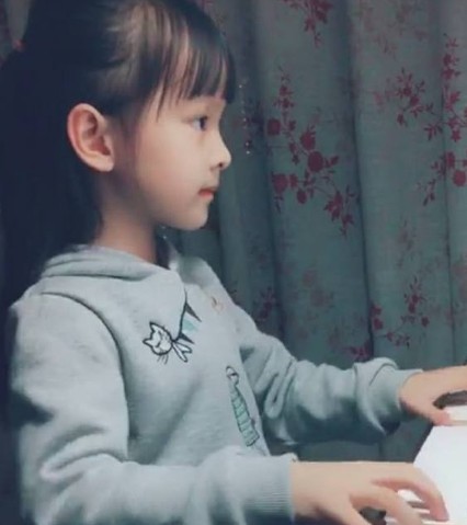 读书各阶段的班花,小学生的可爱,中专生网红脸,大学生