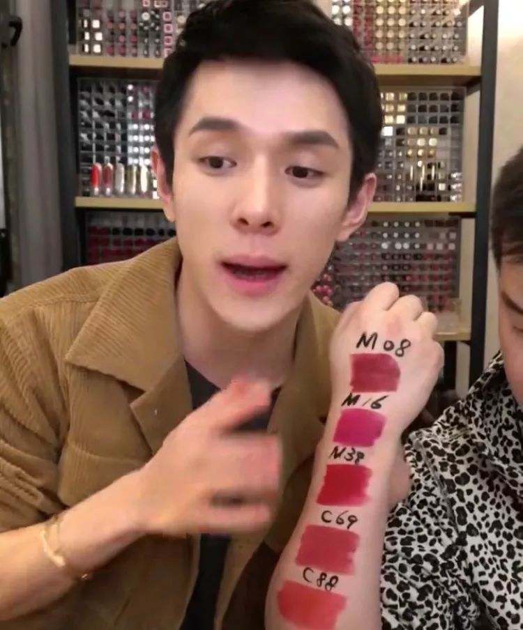 吉克隽逸涂死亡芭比粉,声称挑战口红一哥,网友