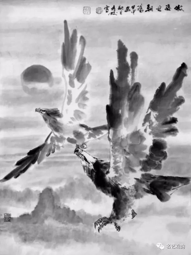 第一步:浓淡墨勾厾结合画出一大一小展翅飞翔之鹰.