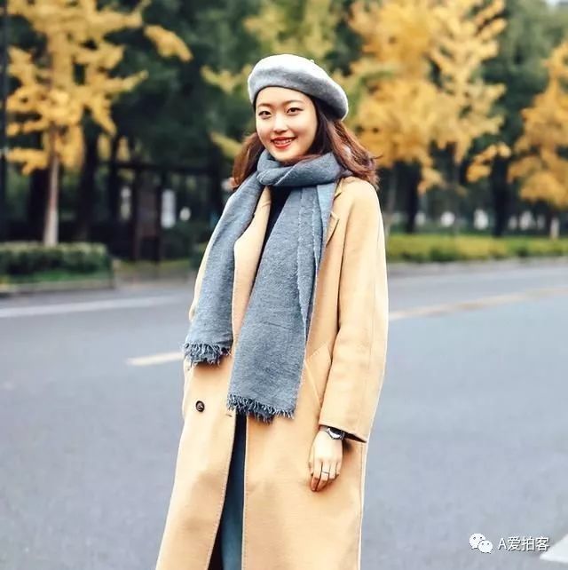 小姐姐驼色大衣配袜靴,简单又时尚