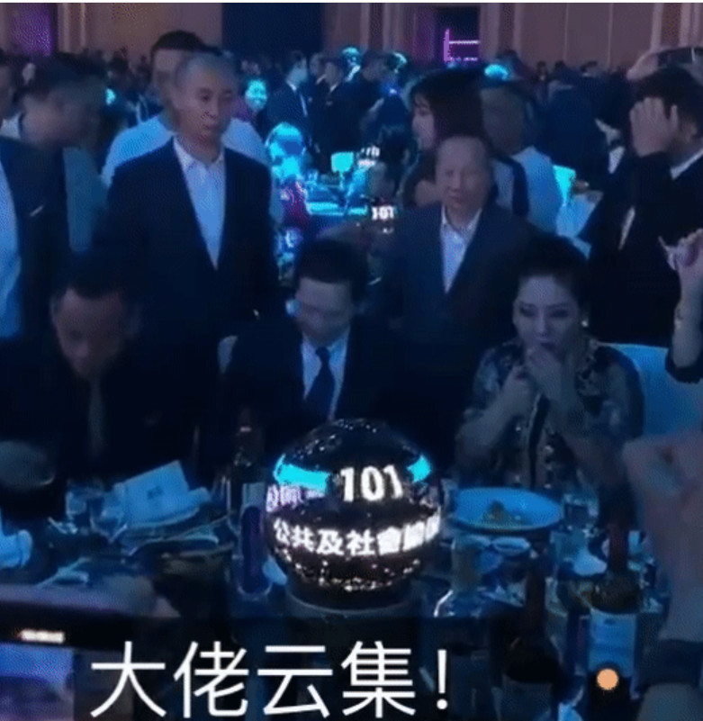 向华强现身酒会,却被身旁向太点烟手法抢镜,网友:大佬