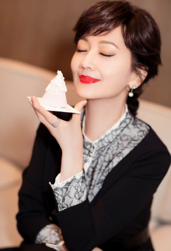 赵雅芝的五官精致立体,脸部线条完美,这侧颜简直就是美炸屏.