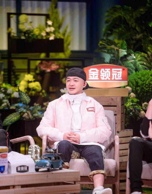 五官更加帅气了,看着似乎更加年轻了,难怪包文婧会称包贝尔在家的待遇