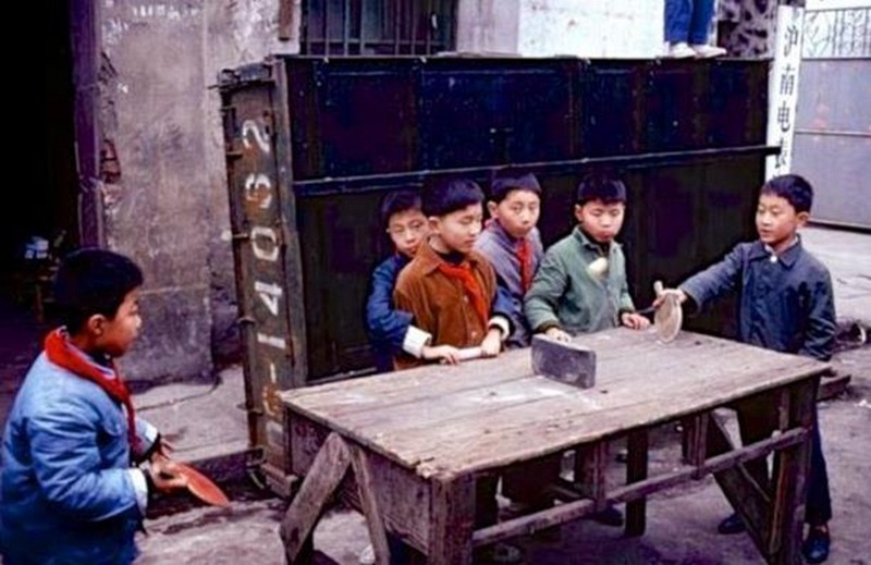 老照片:80年代的中国孩子,吃冰棍荡秋千,没有手机却丰富多彩