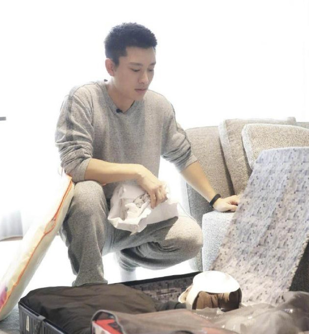 贾乃亮居家生活照首曝光:"一个人生活"的居家暖男