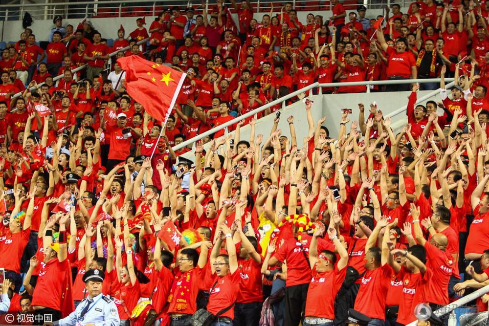 相信里!球迷痴心追随 国足这次该赢了