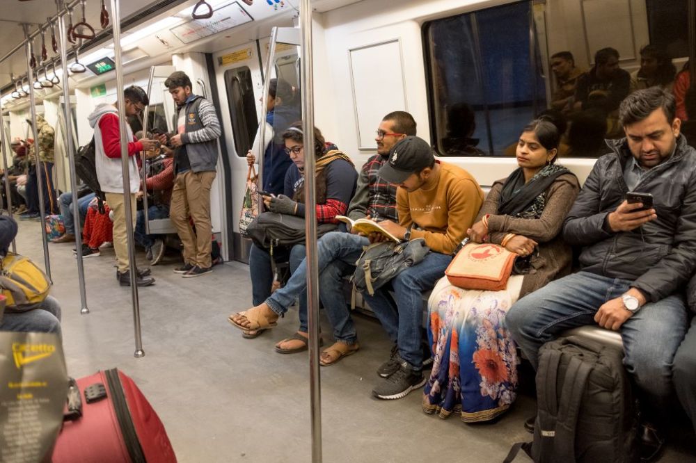 印度首都地铁实拍:这一点真让国人羡慕,每节车厢都能免费充电