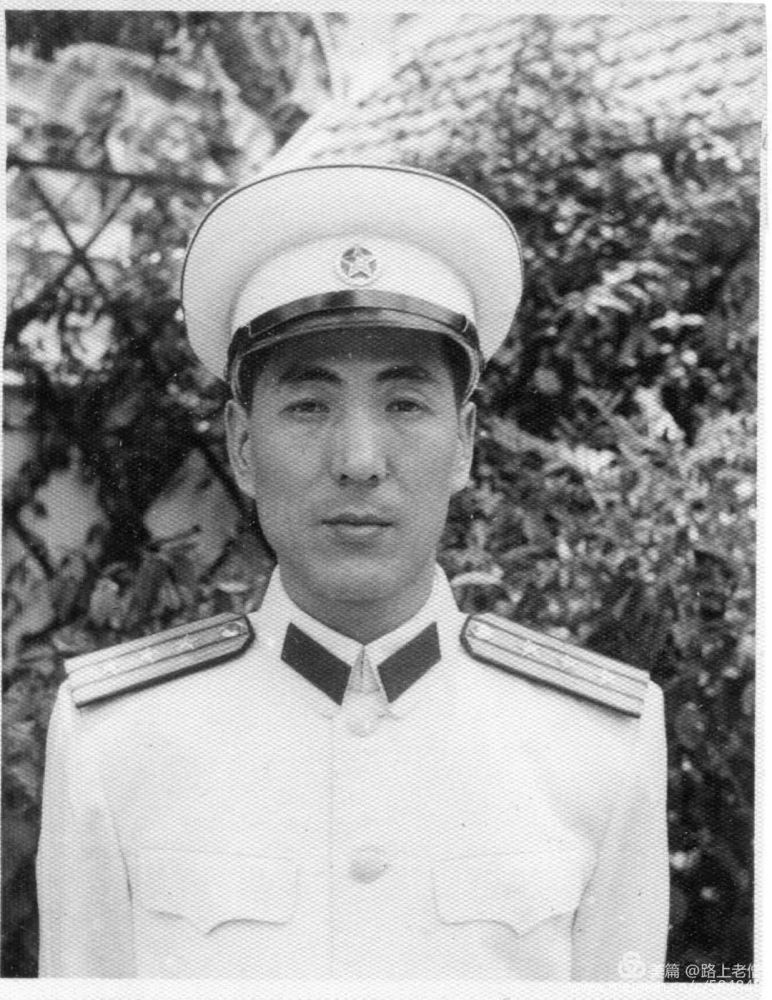 1940年参加革命,曾任崇明警卫团参谋长,通海人民自卫总队副队长